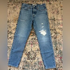 New never worn high rise wedgie levi’s size 27